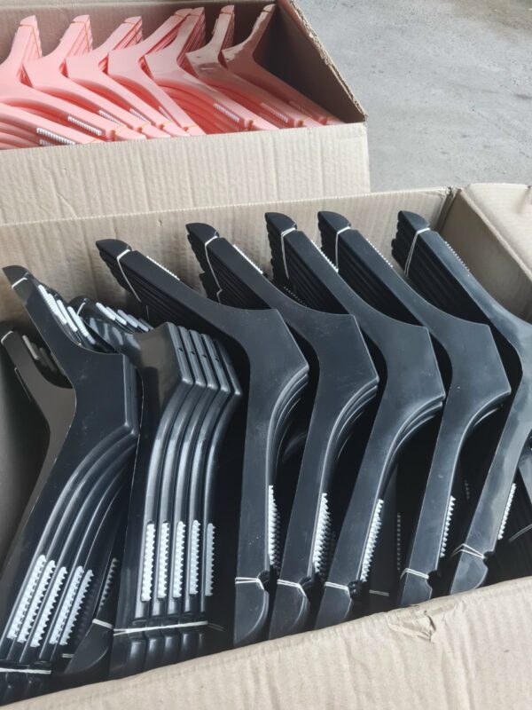 Móc nhựa giả gỗ màu đen